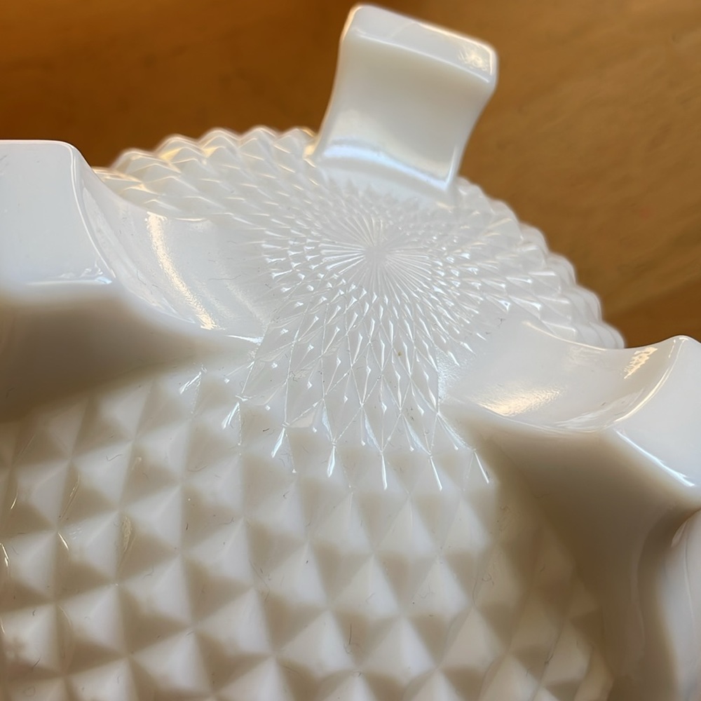 🌎Milk Glass Ash Tray Large Round Tri Footed  🌎(1G) - Picture 6 of 7